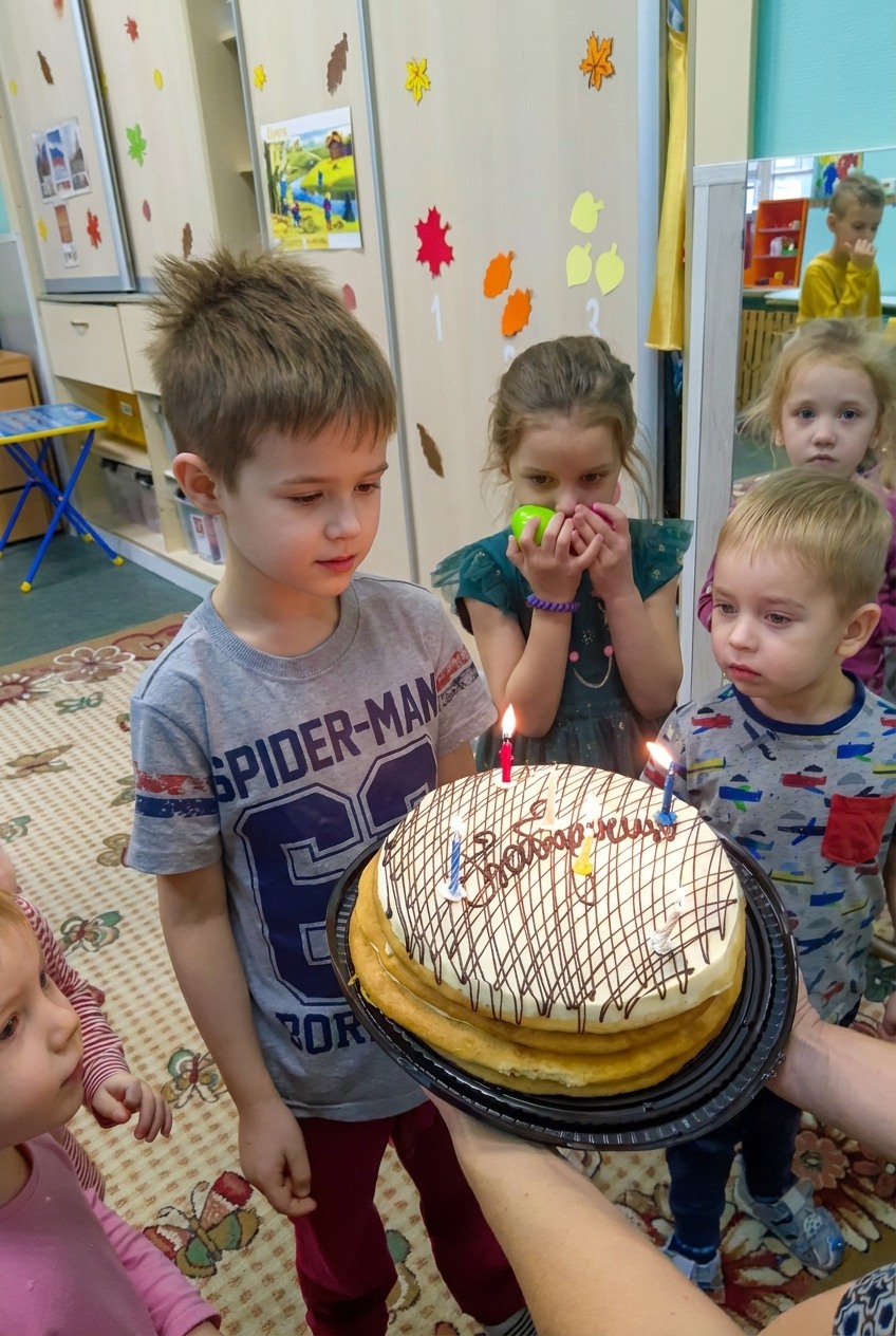 Дети поздравляют именинника с тортом и свечами