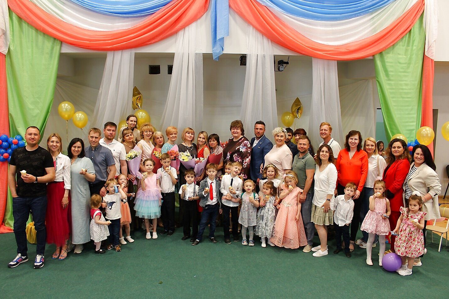 Выпускной дошкольной группы с детьми, родителями и педагогами